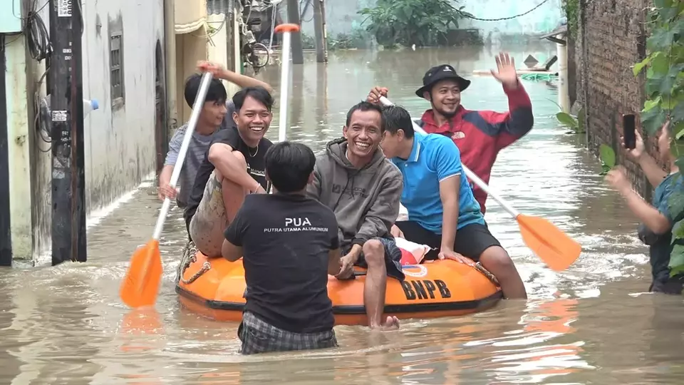 Luapan Kali Bekasi rendam 70 rumah di Margahayu, Bekasi Timur, pada Selasa 8 Juli 2025. (Beritasatu/Rino Fajar Setiawan)