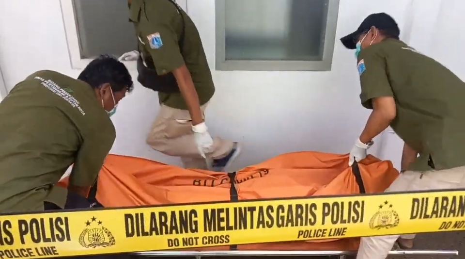 Arya Daru Pangayunan, seorang diplomat ahli muda di Direktorat Perlindungan Warga Negara Indonesia (WNI) Kementerian Luar Negeri (Kemenlu), ditemukan tewas di kamar indekos miliknya yang terletak di Jalan Gondangdia Kecil, Menteng, Jakarta Pusat, pada Selasa 8 Juli 2025. (Beritasatu/Dayat)