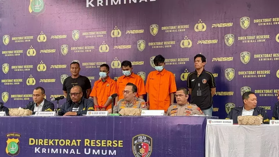 Konferensi pers penangkapan tersangka pembunuhan notaris Sidah Alatas di Polda Metro Jaya, Jakarta, Selasa (8/7/2025). (Beritasatu/Stefani Wijaya)