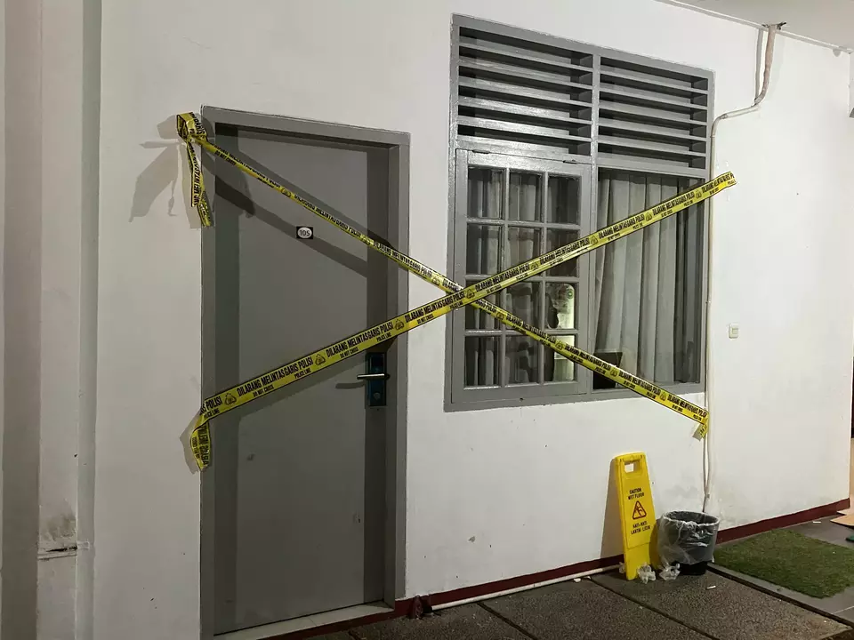 Kamar indekos lokasi penemuan mayat diplomat Kemenlu berinisial ADP (39) di Jalan Gondangdia Kecil, Menteng, Jakarta Pusat dipasang garis polisi, Selasa (8/7/2025). (Beritasatu/Juan Ardya Guardiola)