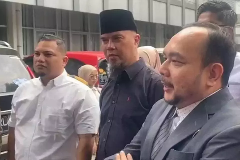 Musisi Ahmad Dhani mendatangi kantor KPAI terkait dugaan ujaran kebencian yang menyerang putrinya, Shafeea Ahmad, Rabu (9/7/2025). (Google)