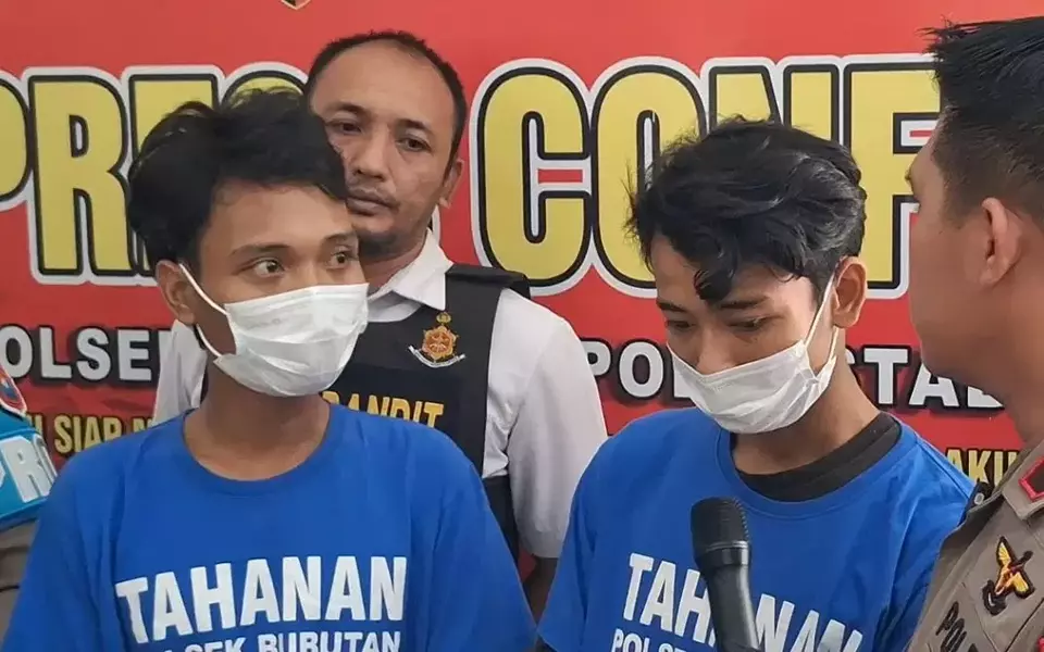 Dua jambret bersaudara yang diamuk warga di Surabaya ditangkap polisi. (Beritasatu/Julianus Palermo)