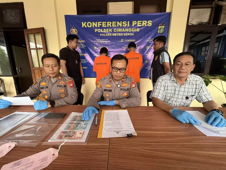 Kapolsek Cimanggis Kompol Jupriono, (tengah) mengungkapkan, sepasang suami istri (pasutri) muda ditangkap Polsek Cimanggis setelah ketahuan menipu dua konter penarikan tunai di kawasan Cisalak Pasar, Depok, menggunakan bukti transfer QRIS palsu. Aksi keduanya dilakukan sejak 29 Juni hingga 6 Juli 2025, dengan total kerugian korban mencapai Rp 15 juta. (Beritasatu/Fahri Ali)