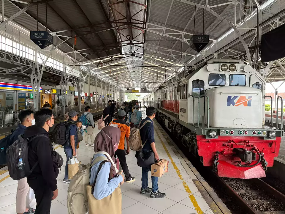 Penumpang menunggu kedatangan kereta di Stasiun Purwokerto. (KAI)