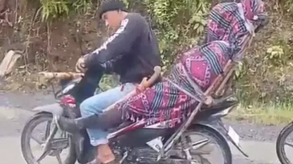 Pria bonceng jenazah di Kecamatan Pinembani, Kabupaten Donggala, Sulawesi Tengah. (Istimewa)
