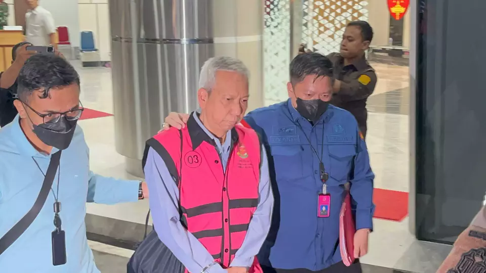 Salah satu dari sembilan tersangka kasus korupsi minyak Pertamina periode 2018-2023. (Beritasatu/Zhulfakar)