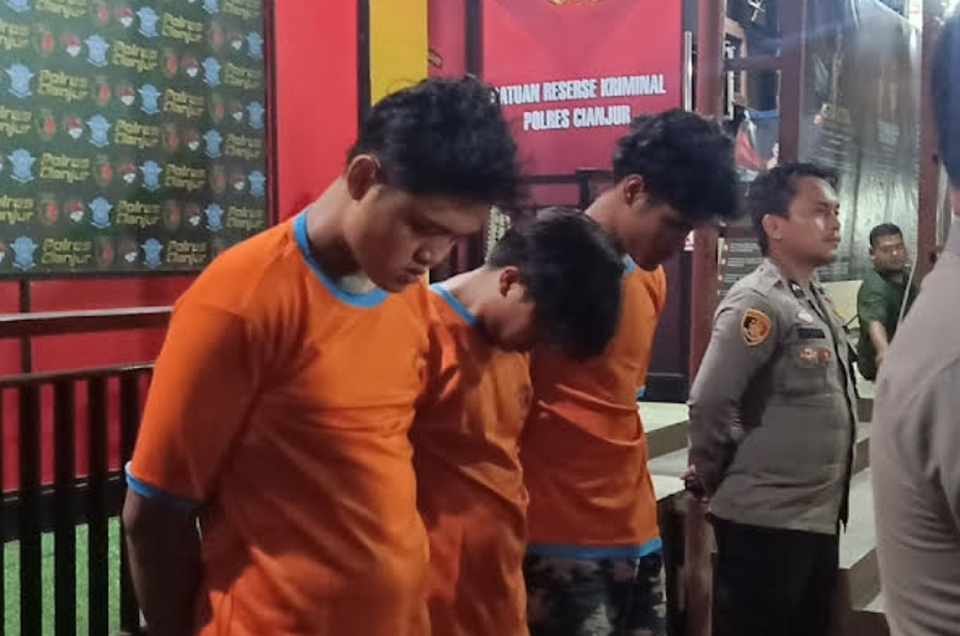 Polisi menangkap tiga pelaku dan mengamankan barang bukti senjata tajam dalam bentrok di Cianjur. (Beritasatu/Riski Maulana)