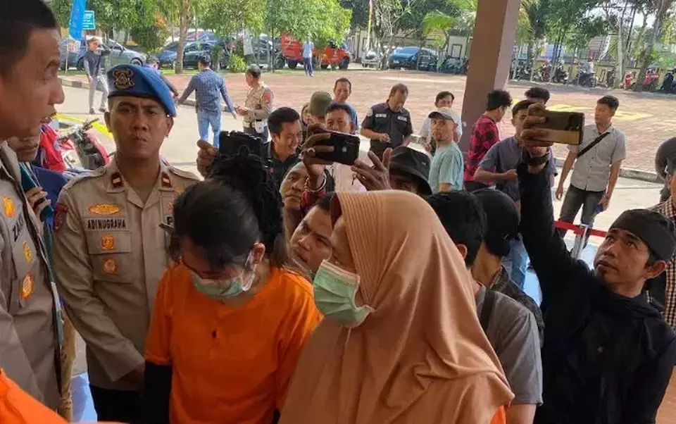 Seorang ibu dan anaknya di Lebak, Banten, yang membuang bayi ke got RSUD Adjidarmo ditangkap polisi, Kamis 11 Juli 2025. (Beritasatu/Budiman)