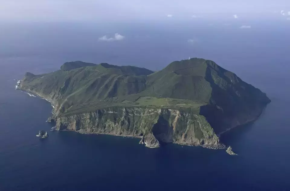 Pulau Akuseki di Kepulauan Tokara, Jepang selatan, Jumat, yang diguncang gempa. (AP)