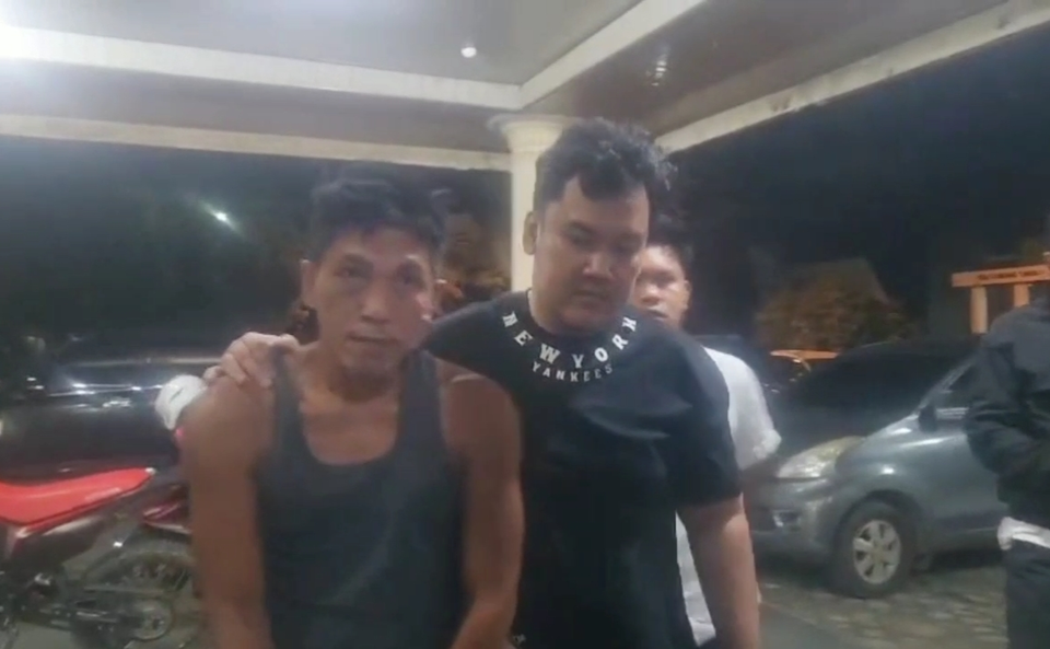 BY (kiri) ditangkap polisi karena membacok hingga tewas Ahmad di Kecamatan Padang Ratu, Kabupaten Lampung Tengah, Lampung. (Beritasatu/Triyono)