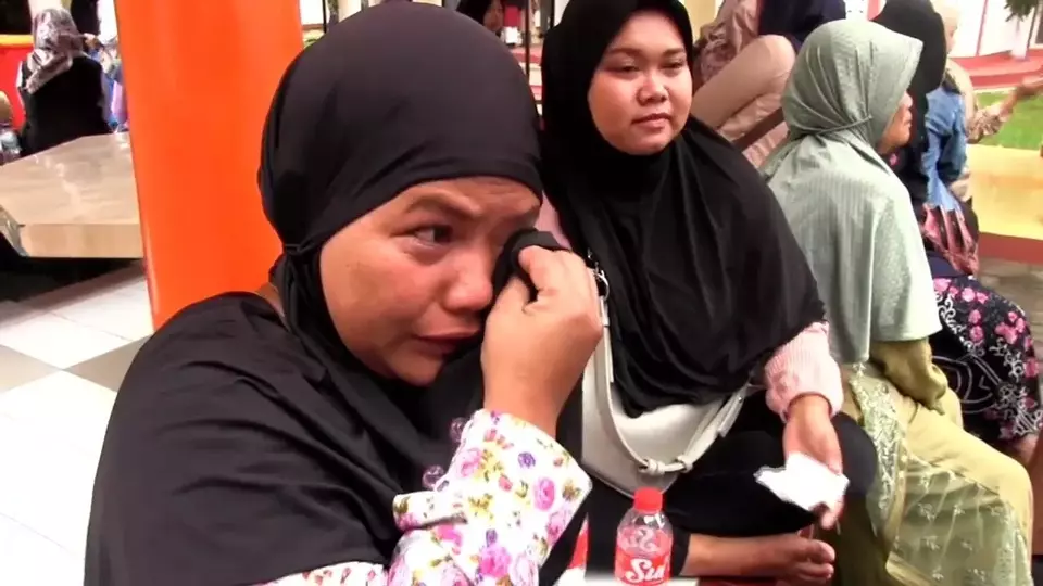 Suasana haru mewarnai hari pertama masuk sekolah di Sekolah Rakyat, Sentra Terpadu Pangudi Luhur (STPL), Kota Bekasi, Jawa Barat, Senin, 14 Juli 2025. (Beritasatu/Rino Fajar Setiawan)