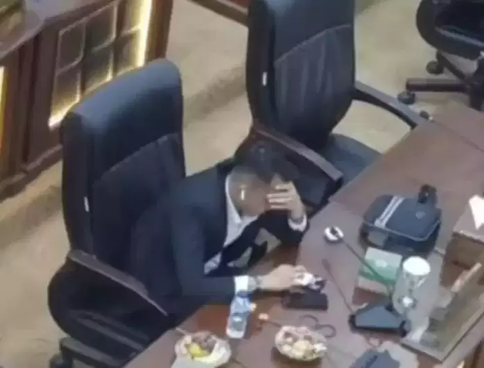 Viral, anggota DPRD Banten yang ogah mendengarkan rapat dan memilih menggunakan earphone. (Beritasatu/Instagram)