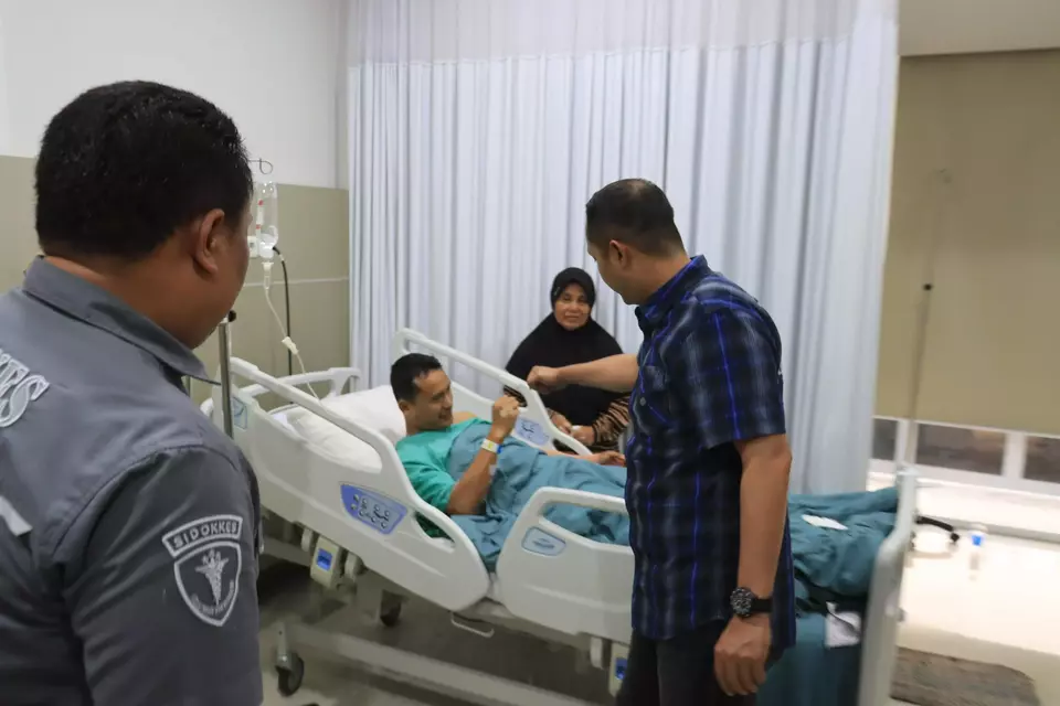 Aipda Darussalam menjalani perawatan intensif akibat luka bacokan di lengan kiri setelah diserang geng motor saat membubarkan aksi tawuran di wilayah Ligung, Kabupaten Majalengka. (Beritasatu/Andrian Supendi)