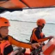 Tim SAR gabungan saat melakukan pencarian korban kapal terbalik yang membawa rombongan DPRD dan pegawai Pemkab Kepulauan Mentawai pada Senin, 14 Juli 2025. (ANTARA/Laila Syafarud)