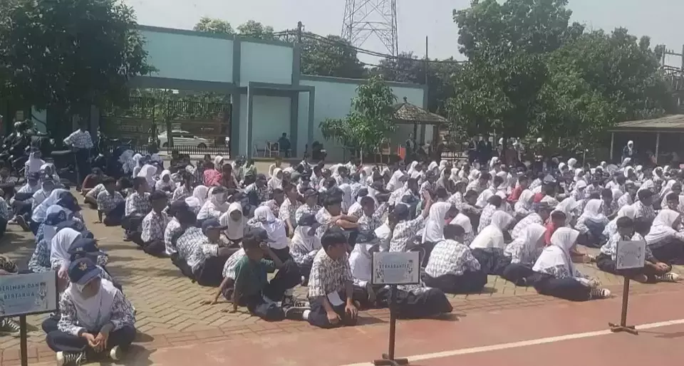 Siswa Baru Kelas 10 SMPN 8 Kota Tangerang Selatan saat mengikuti Masa Pengenalan Lingkungan Sekolah (MPLS) Tahun Ajaran 2025/2026. (Beritasatu/Rikhi Ferdian Herisetiana)