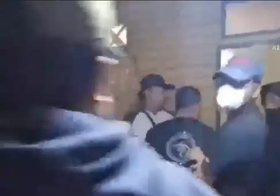 Seorang oknum anggota Satlantas Polres Lubuk Linggau berinisial Brigadir J, tertangkap basah berselingkuh dengan wanita yang diduga istri seorang anggota TNI aktif. (Beritasatu/Andika Pratama)