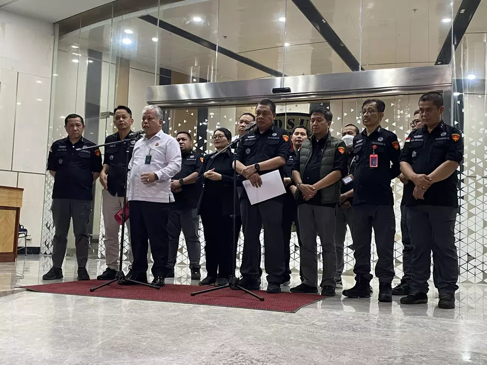 Konferensi pers Kejagung saat mengumumkan empat tersangka kasus korupsi pengadaan laptop chromebook di Jakarta, Selasa (15/7/2025) malam. (Beritasatu/Ricki Putra Harahap)