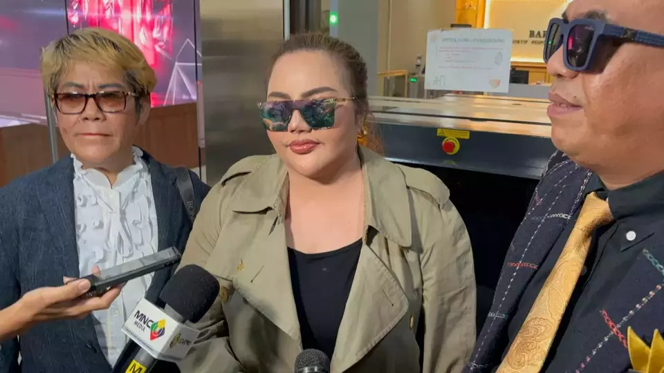 Selebgram Lisa Mariana (tengah) bersama kuasa hukumnya, Jonboy Nababan. (Beritasatu/Stefani Wijaya)