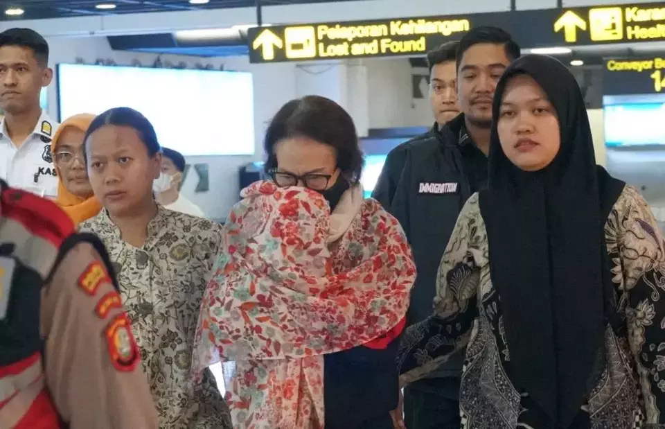 Lie Siu Luan (tengah) tersangka utama sindikat penjualan bayi jaringan internasional, saat ditangkap polisi, Jumat 18 Juli 2025. (Beritasatu/Wahroni)