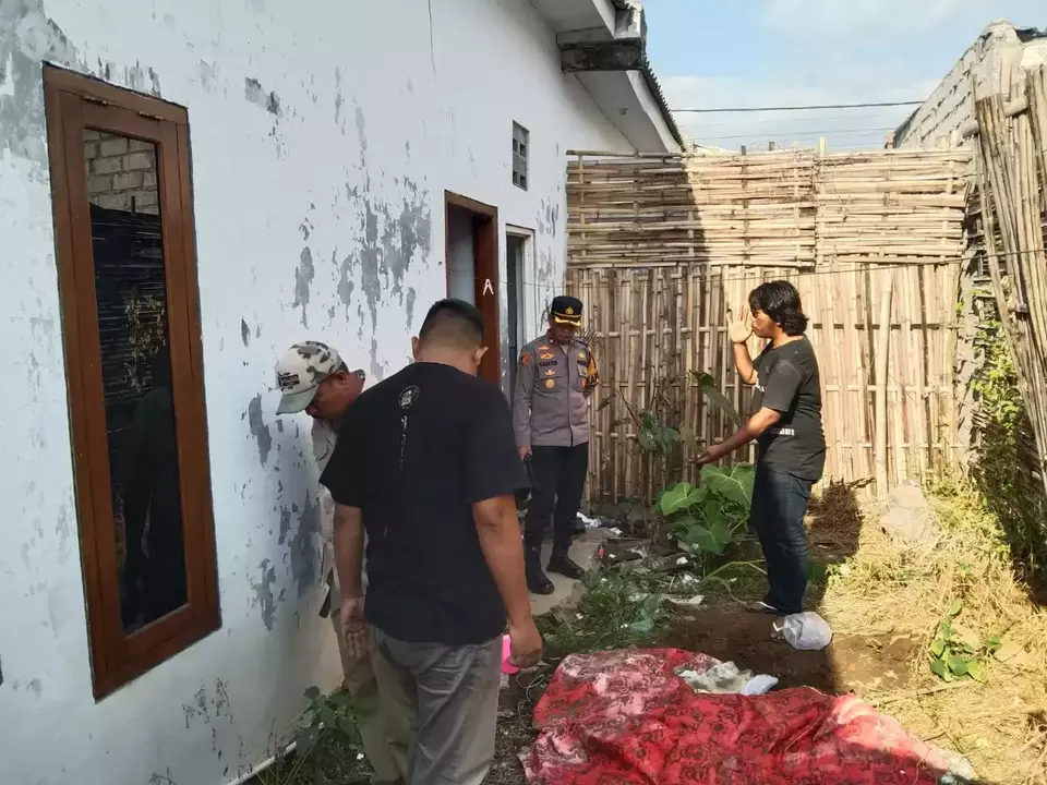 Penemuan makam bayi di halaman belakang rumah kontrakan mahasiswa di Kelurahan Antirogo, Kecamatan Sumbersari, Jember, Selasa, 22 Juli 2025. (Beritasatu/Hisyam Nugroho)