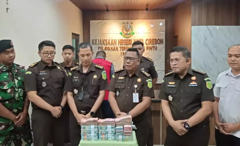 Kejaksaan Negeri (Kejari) Kota Cirebon merilis kasus pungutan liar (pungli) dalam penyaluran Program Indonesia Pintar (PIP) di SMAN 7 Kota Cirebon, Selasa, 22 Juli 2025. (Beritasatu/Dede Adhitama)