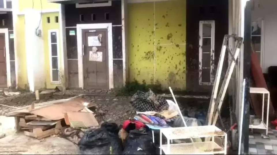 Trauma mendalam hantui warga The Arthera Hills 2 Bekasi! Janji rumah bebas banjir dari pengembang pupus, digantikan kerugian puluhan juta & ketakutan banjir berulang. (Beritasatu/Ekka Putra)
