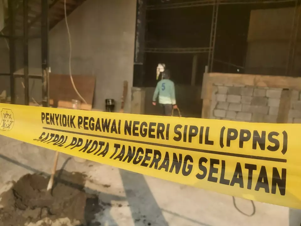Warga Perumahan Kencana Loka Blok AB Bumi Serpong Damai (BSD) Sektor 12-1, Kota Tangerang Selatan (Tangsel), keluhkan proyek pembangunan gedung serba guna milik yayasan Shekinah Glory karena dianggap jadi penyebab banjir. (Beritasatu/Rikhi Ferdian)