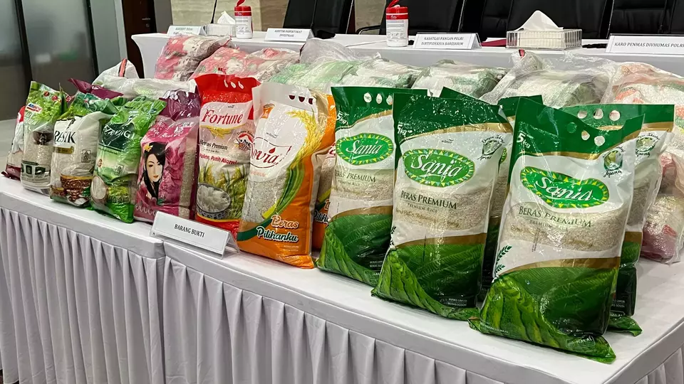 Polri telah menyita 201 ton beras yang diduga oplosan dari pasar tradisional dan ritel modern dalam kemasan 5 kg dan 2,5 kg. (Beritasatu/Aulia Rahman)