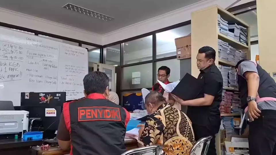 Kejaksaan Negeri Bale Bandung menggeledah kantor Dinas Kesehatan (Dinkes) Kabupaten Bandung Barat, Kamis 24 Juli 2025. (Beritasatu/Aep Sopandi)