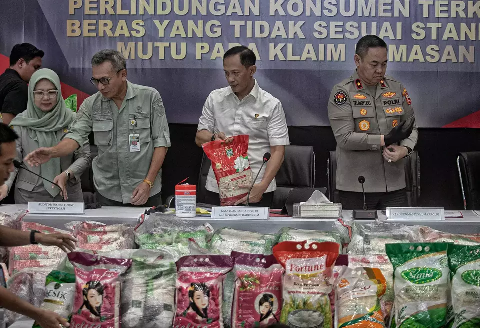 Ketua Satgas Pangan Polri yang juga Dirtipideksus Bareskrim Polri Brigjen Helfi Assegaf (tiga kiri), Karo Penmas Divisi Humas Polri Brigjen Trunoyudo Wisnu Andiko (kanan), bersama sejumlah anggota satgas pangan dalam dalam jumpa pers di Mabes Polri, Jakarta Selatan, Kamis 24 Juli 2025. (Beritasatu /Joanito De Saojoao)