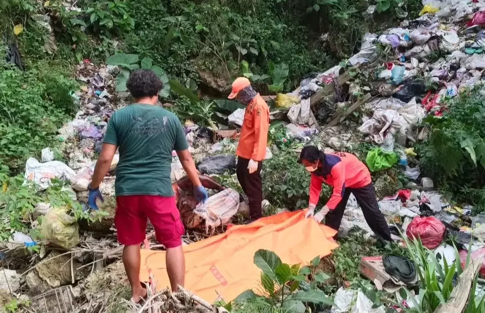 Petugas mengevakuasi jenazah tak dikenal yang ditemukan di Desa Purwokerto, Kecamatan Kayen, Kabupaten Pati, Jawa Tengah. (Beritasatu/Jamaah)