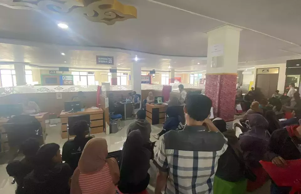 Warga mengantre saat mengurus e-KTP di Mal Pelayanan Publik (MPP) Kecamatan Sumber, Kabupaten Cirebon Cirebon, Jawa Barat, Senin (28/7/2025). (Beritasatu/Dede Adhitama)