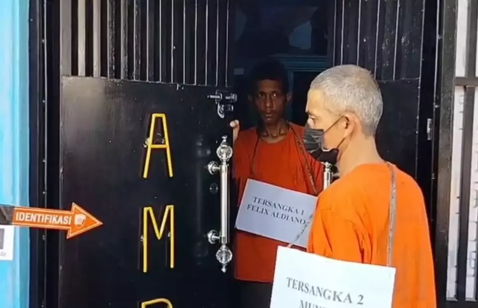 2 tersangka anggota ormas yang menjadikan markasnya pabrik ekstasi di Medan. (Beritasatu/Panji Satrio)