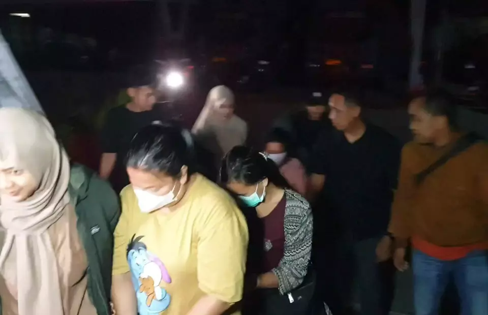 Ditreskrimum Polda Jabar mengamankan sebanyak 6 pelaku tambahan, dalam kasus sindikat penjualan bayi internasional. Selasa 29 Juli malam. (Beritasatu/Aep)