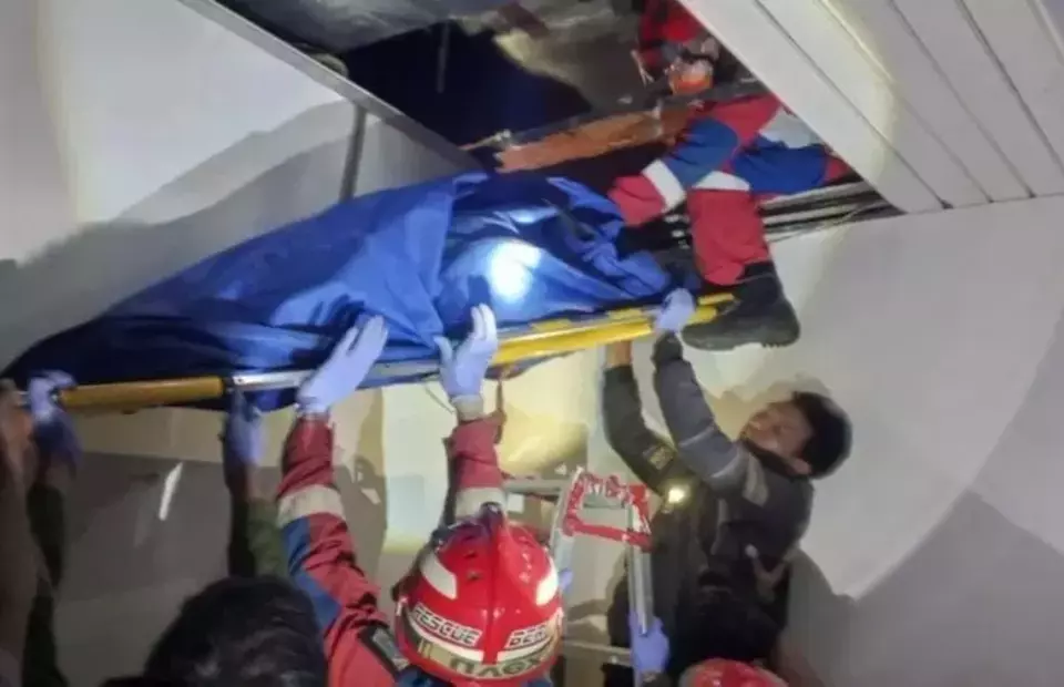 Personel Suku Dinas Penanggulangan Kebakaran dan Penyelamatan (Gulkarmat) Jakarta Timur mengevakuasi mayat pria pada plafon sebuah pabrik obat di Pulogadung, Jakarta Timur, Selasa (29/7/2025) malam. (Antara/Sudin Gulkarmat Jakarta Timur)