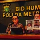 Ilustrasi - Polisi menunjukan tersangka pasutri yang mencuri kacamata di mal.