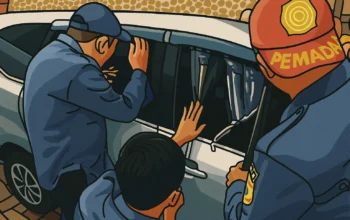 Ilustrasi - Petugas Damkar Ciamis sigap mengevakuasi balita berusia 2 tahun yang terjebak dalam mobil terkunci.