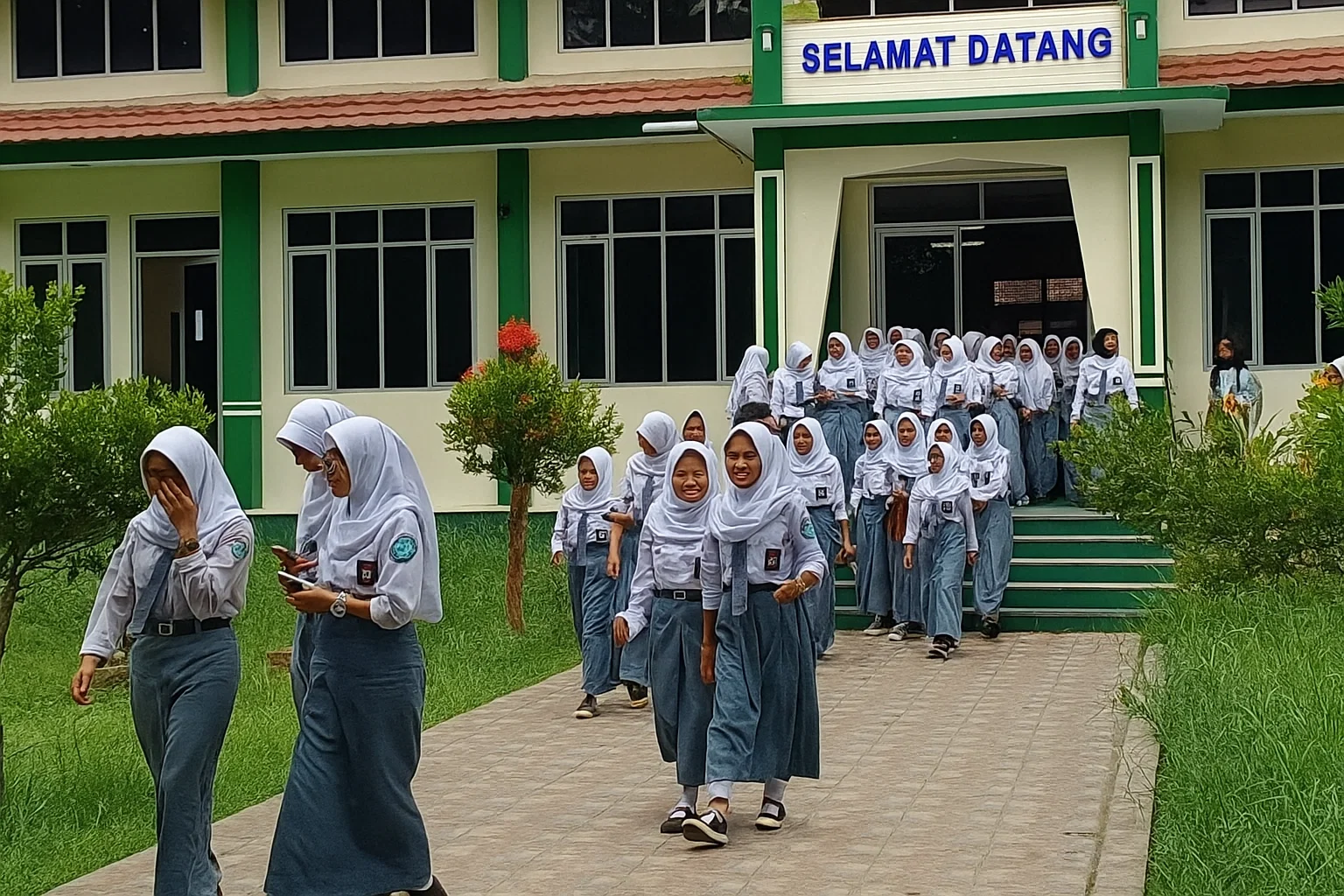 Siswa SMAN 7 Kota Cirebon usai menggelar aksi di sekolahnya saat pertama kali kasus PIP terbongkar.