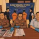 Ilustrasi - Kapolsek Cimanggis Kompol Jupriono, (tengah) mengungkapkan, sepasang suami istri (pasutri) muda ditangkap Polsek Cimanggis setelah ketahuan menipu dua konter penarikan tunai di kawasan Cisalak Pasar, Depok, menggunakan bukti transfer QRIS palsu. Aksi keduanya dilakukan sejak 29 Juni hingga 6 Juli 2025, dengan total kerugian korban mencapai Rp 15 juta.
