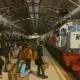 Ilustrasi - Penumpang menunggu kedatangan kereta di Stasiun Purwokerto. (KAI).