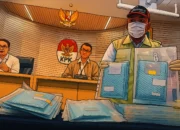 Ilustrasi - Plt Deputi Penindakan dan Eksekusi KPK Asep Guntur Rahayu (kiri) bersama Juru Bicara KPK Budi Prasetyo (tengah) menyaksikan petugas KPK menunjukkan barang bukti kasus dugaan korupsi pengadaan mesin electronic data capture (EDC) Bank Rakyat Indonesia (BRI) tahun 2020-2024 saat rilis pengungkapan perkara di Gedung Merah Putih KPK, Jakarta, Rabu (9/7/2025).