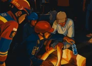 Ilustrasi - Diduga akibat tidak mengetahui medan, seorang lelaki yang tengah menggendong anak bayinya terperosok di antara rel kereta api antara Stasiun Bogor menuju Stasiun Paledang, Minggu 13 Juli 2025.