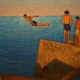 Ilustrasi - Sekelompok remaja melompat ke air dari atas batu pada hari yang panas di Barcelona, ??Spanyol, Minggu, 29 Juni 2025.