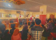 Ilustrasi - Warga mengantre saat mengurus e-KTP di Mal Pelayanan Publik (MPP) Kecamatan Sumber, Kabupaten Cirebon Cirebon, Jawa Barat, Senin (28/7/2025).