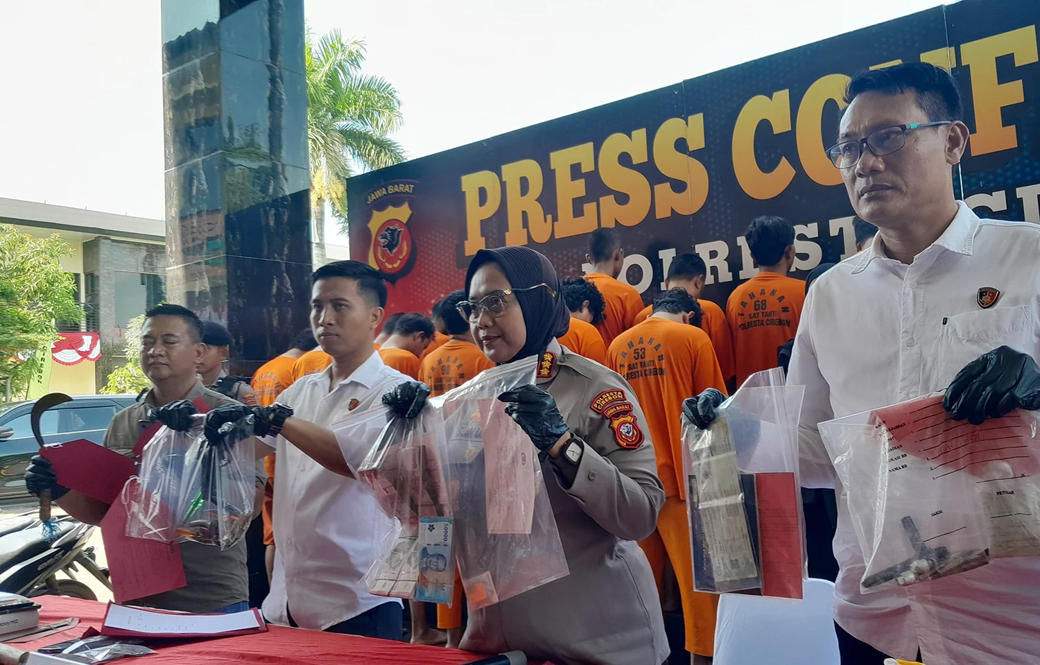 Kapolresta Cirebon Kombes Pol Sumarni menunjukkan barang bukti kasus pencurian dua emas batangan di Desa Gebang Ilir, Kecamatan Gebang, Kabupaten Cirebon yang dilakukan oleh orang kepercayaan korban.