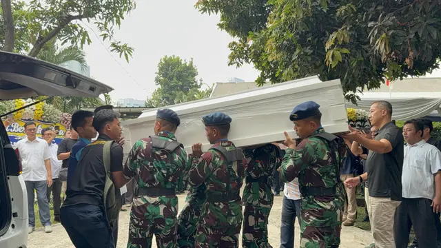 Jenazah Marsma TNI Fajar Adrianto Tiba di Rumah Duka (Lizsa Egeham/Liputan6)
