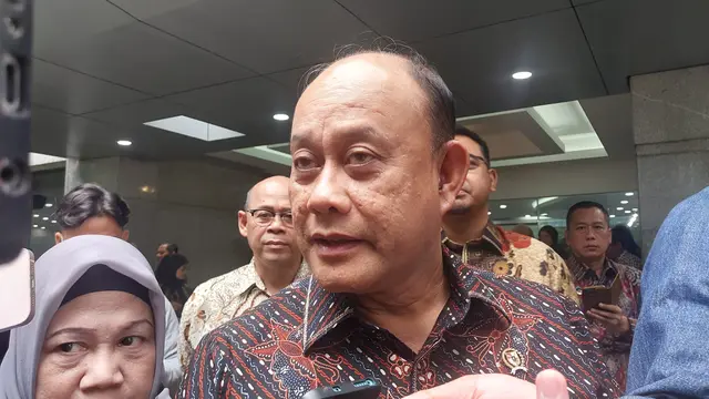 Kepala Badan Gizi Nasional (BGN) Dadan Hindayana jawab kritik soal MBG, di Kantor Kementerian Pekerjaan Umum, Jakarta, Sabtu (22/3/2025).