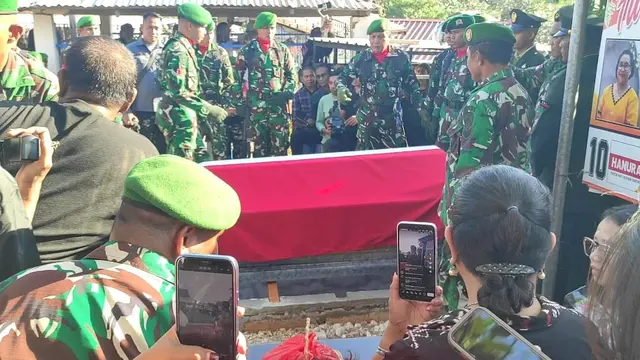 Prada Lucky Namo (23), prajurit TNI di NTT akhirnya meninggal dunia setelah dirawat secara intensif selama empat hari di rumah sakit usai diduga mendapat penganiayaan berat dari seniornya.
