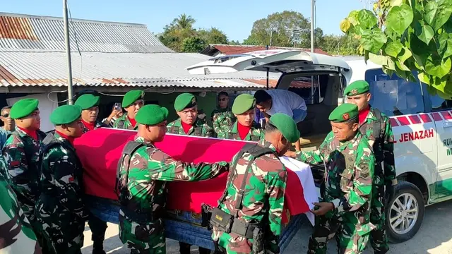 Anggota Komisi XIII DPR RI Umbu Rudi Kabunang meminta Panglima TNI menindak tegas pelaku dugaan penganiayaan yang menyebabkan kematian Prada Lucky Chepril Saputra Namo. (Liputan6/Ola Keda)
