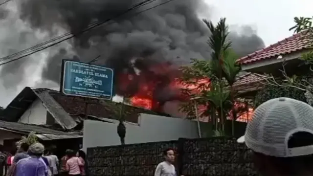Sebuah asrama putra di Pesantren Al-Kahfi, Kecamatan Jampangkulon, Kabupaten Sukabumi, ludes dilalap si jago merah pada Kamis (31/7/2025). (Ist)